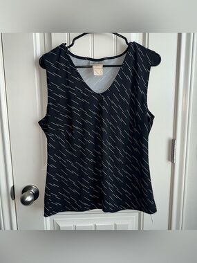 Sleeveless Black Patterned V-Neck Top